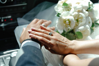 新婚夫妇持有手持有手前景特写镜头年轻的夫妇的手婚礼环环手指