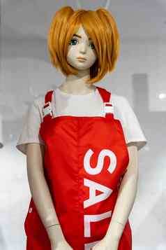 人体模型女孩卖方围裙红色的头发服装商店