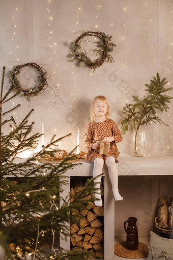 女孩玩圣诞节夏娃美丽的房子装饰一年假期<strong>北欧</strong>国家<strong>室内</strong>生活冷杉树木楼梯