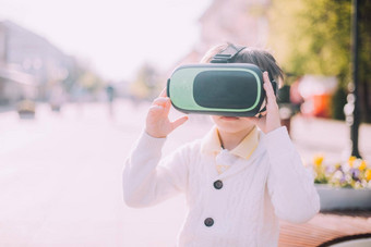 男孩玩虚拟现实眼镜街现代小工具孩子们的游戏选择虚拟眼镜文章虚拟眼镜现代孩子们