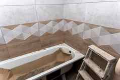 安装浴缸铺设陶瓷瓷砖浴室修复