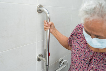 亚洲高级上了年纪的夫人女人病人厕所。。。浴室处理<strong>安全</strong>护理<strong>医院</strong>病房健康的强大的医疗概念
