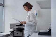 微笑女人工人扫描文档复印机现代办公室