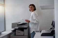 微笑女人工人扫描文档复印机现代办公室