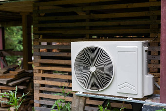 现代暖通空调空气调节外部压缩机单位预制安装更换墙木日志住宅国家小屋梯设备服务维护