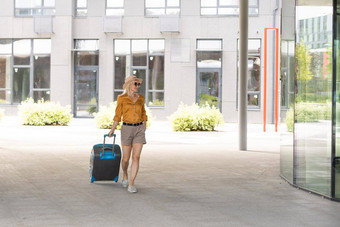旅行者手提箱女人携带手提箱旅行位置假期旅行镜头耀斑技术旅行假期概念
