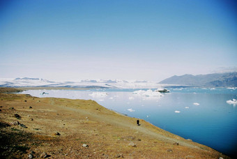 冰山蓝色的冰川湖冰岛颗粒状的电影风格照片