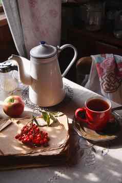 生活乡村厨房杯茶群红色的罗文红色的苹果秋天早....茶概念