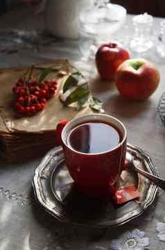 杯茶群红色的罗文红色的苹果秋天早....茶概念