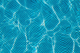 酒店游泳池阳光明媚的反射涟漪水游泳池太阳反射蓝色的游泳池波及水游泳池波太阳光