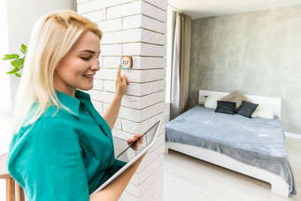 女人紧迫的按钮墙附加房子恒温器数字显示显示温度概念图像电比尔加热冷却生态友好的储蓄