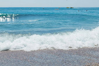 石头鹅<strong>卵石</strong>海滩蓝色的海天空<strong>卵石</strong>海滩Azure海水小波岩石水洗海岸线鹅<strong>卵石</strong>海滩明亮的阳光明媚的一天旅行假期假期海概念