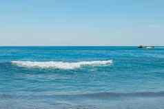 软波绿松石海自然夏天背景复制空间Azure波夏天海景神奇的视图Azure海清晰的天空阳光明媚的一天云阳光反射海和谐