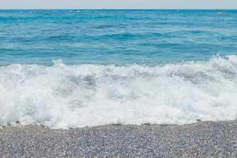 卵石海滩Azure海水纹理<strong>背景</strong>清晰的海水卵石海滩纯水石头海岸海岸线用石头<strong>砸</strong>海岸华丽的海景假期夏天天堂