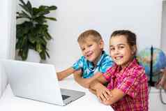 可爱的孩子们移动PC教育在线研究首页研究男孩女孩家庭作业距离学习生活方式概念首页学校教育