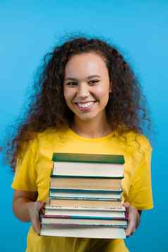 学生女孩持有堆栈大学书图书馆蓝色的背景工作室女人微笑快乐研究生