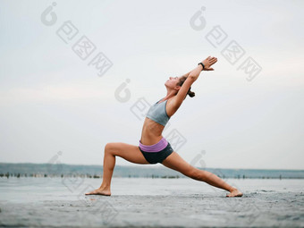 健康的生活锻炼概念年<strong>轻</strong>的<strong>运动</strong>适合女人瑜伽太阳称呼苏里亚纳马斯卡构成直到乌塔纳萨那海滩日落