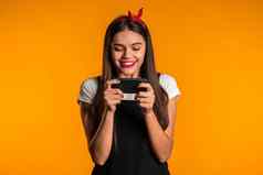 女孩长头发智能手机冲浪互联网玩游戏工作室背景现代技术应用程序社会网络