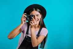 年轻的漂亮的女人需要图片数码单反相机相机蓝色的背景工作室女孩微笑有趣的摄影师
