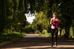 健康的生活方式健身运动女人跑步者运行森林小道