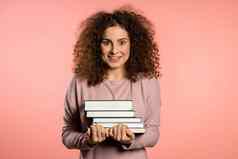 欧洲学生粉红色的背景工作室持有堆栈大学书图书馆女人快乐研究生