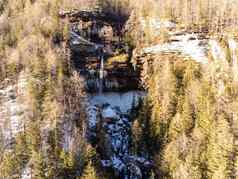 空中视图pericnik耳光pericnik瀑布冬天时间特里格拉夫国家公园斯洛文尼亚上较低的瀑布级联岩石悬崖可获得的风景如画的走小道