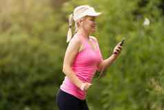 健康的生活方式健身运动女人跑步者运行森林小道