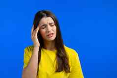 肖像女人头疼蓝色的工作室肖像女孩黄色的t恤把手头概念偏头痛问题医学疾病