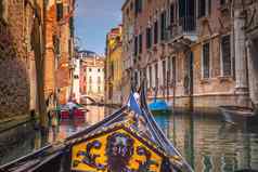 华丽的贡多拉和平运河角落里春天阳光明媚的一天威尼斯意大利