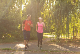 城市体育夫妇慢跑健身城市美丽的夏天一天