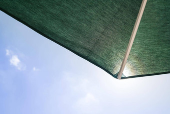 天井伞蓝色的天空云夏天保护太阳概念复制空间夏天假期概念阳光明媚的夏天一天