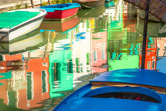 burano岛运河反射色彩斑斓的<strong>房子</strong>船威尼斯环礁湖