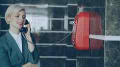 快乐的女商人会说话的工作人员《连线》杂志红色的telaphone接待酒店游说团体业务旅行人概念