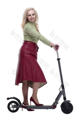 微笑女人移动电踏板车孤立的白色