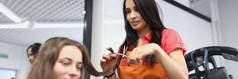 女人理发师切割提示客户端目录调色板头发颜色