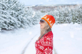 微笑女人站雪覆盖景观冬天场景