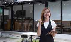 有吸引力的美丽的年轻的亚洲女餐厅咖啡商店女服务员注意的是客户的订单数字平板电脑