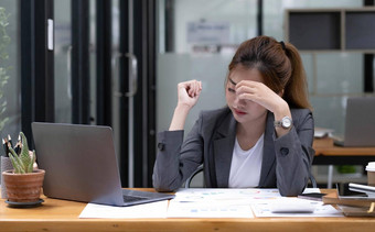 亚洲女人累了<strong>反思工作</strong>平板电脑办公室