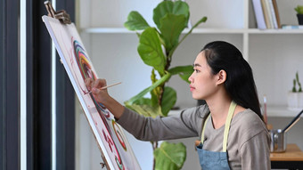 漂亮的亚洲女人画家<strong>绘画图片</strong>艺术工作室