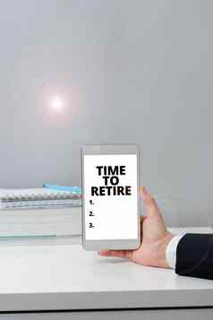 写作显示文本时间退休业务展示养老金领取者状态停止工作上了年纪的重要的消息提出了移动电话倾斜书笔记本