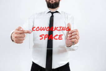 手写作标志共同办公spacequestion词业务服务提供共享办公室工作男人。持有平板电脑笔点标志展示的想法