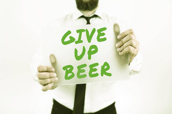 手写作标志给啤酒互联网概念停止喝酒精治疗上瘾健康的饮食女人持有光灯泡权力按钮标志分享的想法