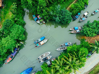 空中视图drones渔夫船港口河安达曼海南部泰国前视图泰国传统的长尾船浮动红树林景观