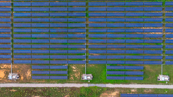 空中视图太阳能面板阳光明媚的一天大光伏植物北部泰国电农场生产清洁能源