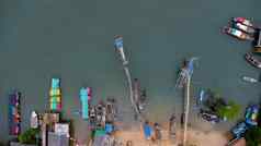 空中视图无人机码头热带海很多泰国传统的长尾钓鱼船海