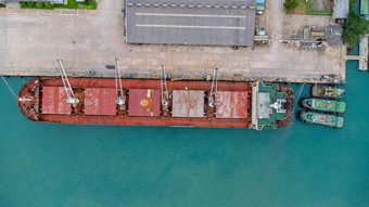 空中视图无人机商业船起重机<strong>卸货</strong>容器大商业船码头运输旅行背景美丽的海夏天