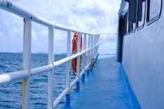 甲板渡船帆安达曼海热夏天一天热带海的观点乘客渡船甲板旅行运输概念