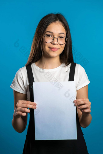 漂亮的亚洲女孩持有白色纸<strong>海报</strong>复制空间<strong>微</strong>笑时尚的女人长头发工作室背景