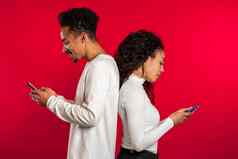 年轻的非洲夫妇站支持打印消息冲浪互联网移动电话技术智能手机社会网络概念