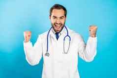 肖像快乐兴奋医生专业医疗白色外套显示标志手势医生男人。成功工作的家伙孤立的蓝色的背景